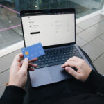 Domowy budżet pod kontrolą: jak zakupy online z dostawą do domu pomagają oszczędzać co tydzień?