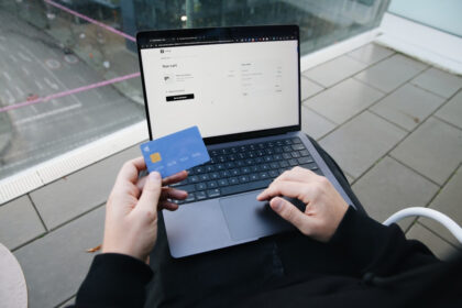 Domowy budżet pod kontrolą: jak zakupy online z dostawą do domu pomagają oszczędzać co tydzień?