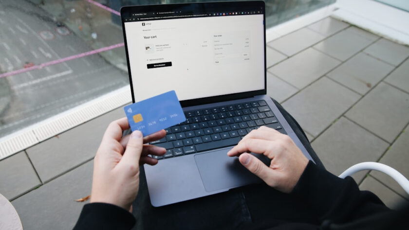 Domowy budżet pod kontrolą: jak zakupy online z dostawą do domu pomagają oszczędzać co tydzień?