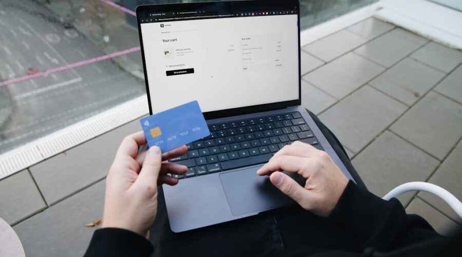 Domowy budżet pod kontrolą: jak zakupy online z dostawą do domu pomagają oszczędzać co tydzień?